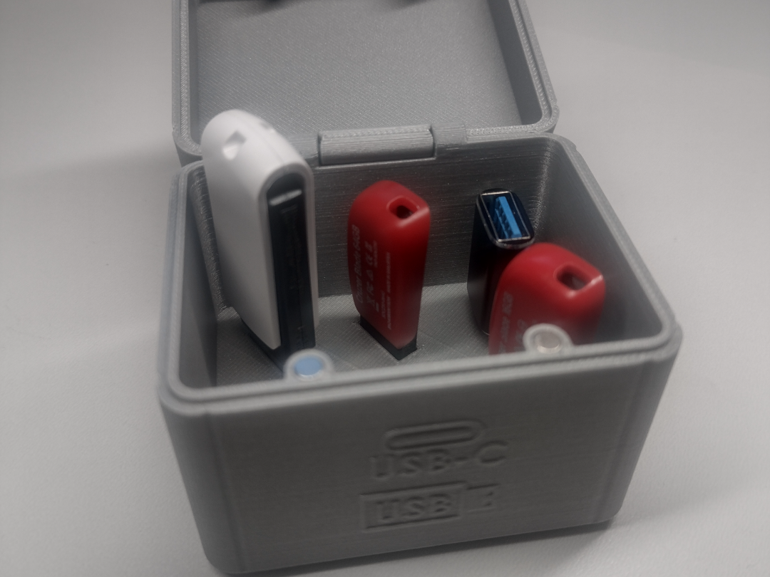 Flash drive USB-A USB-C organizer, box.