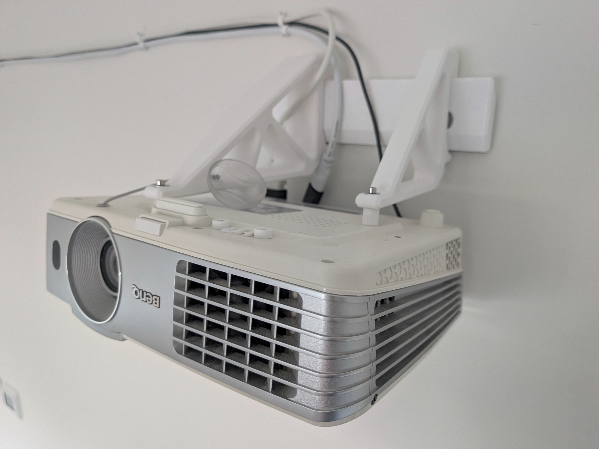 Heavy-Duty Projector Wall Mount (BenQ W1070+)