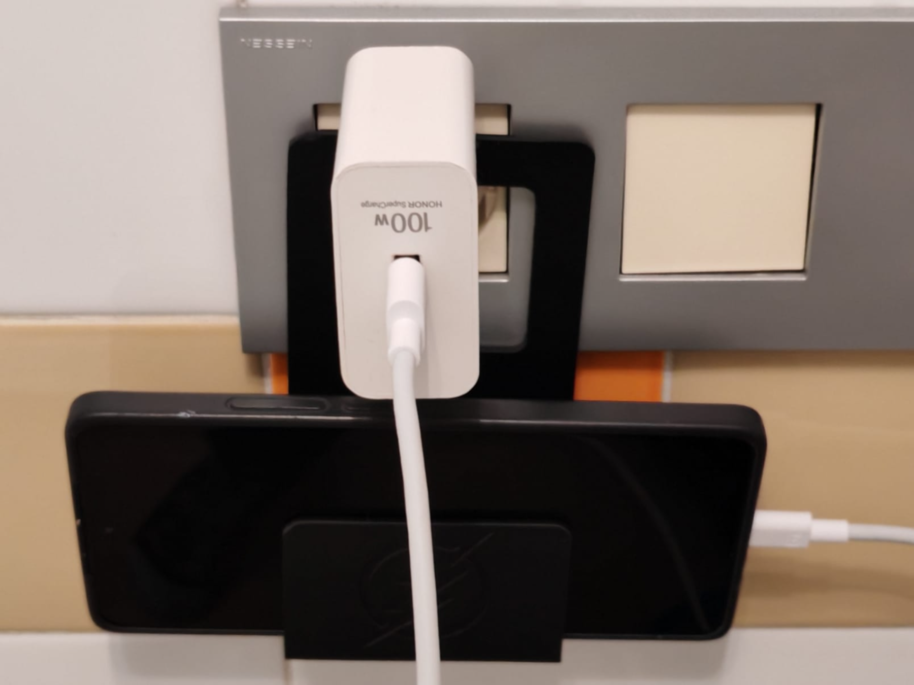 Soporte de enchufe/carga smartphone " Fast"