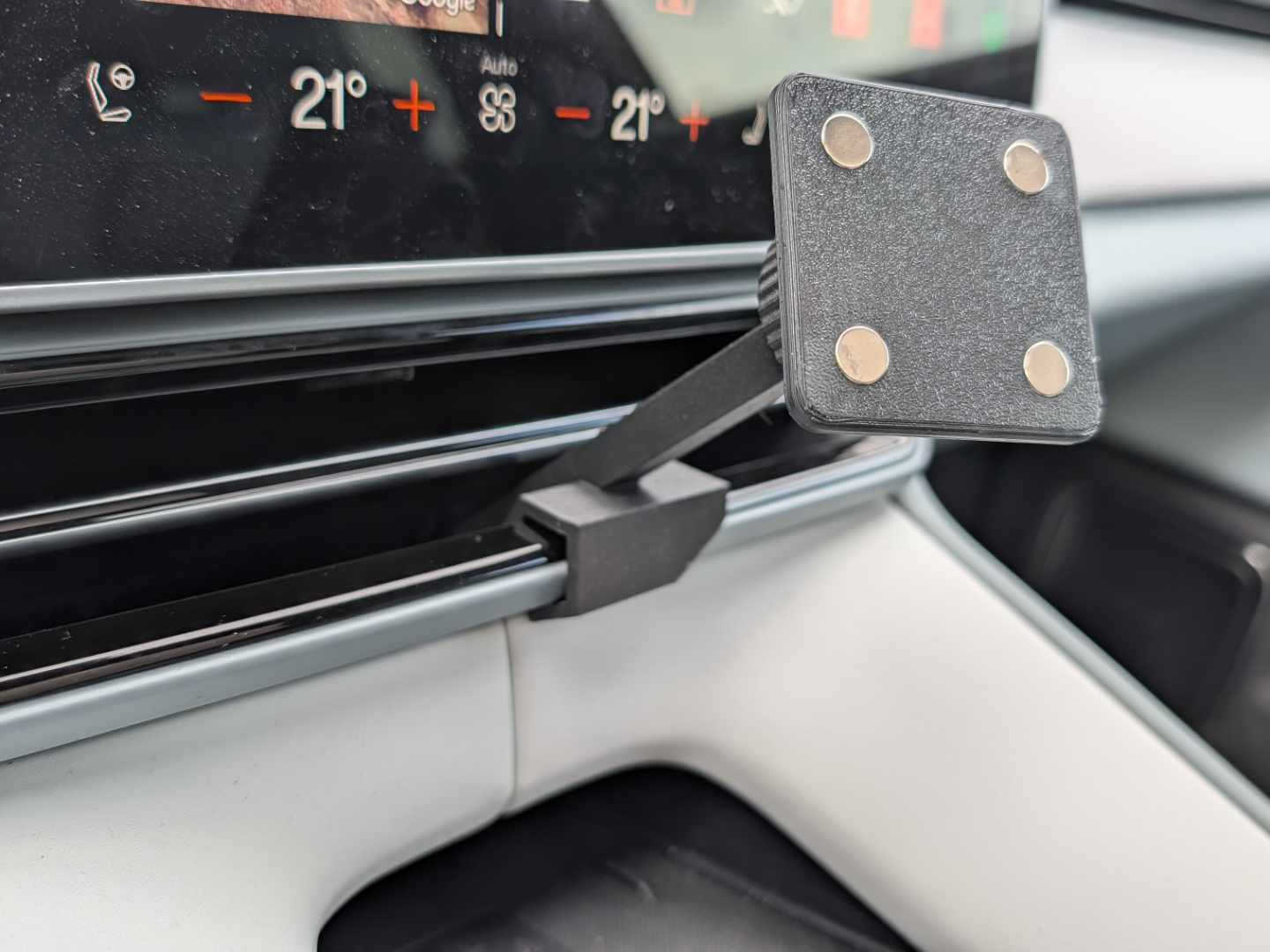 Polestar 4 phone holder