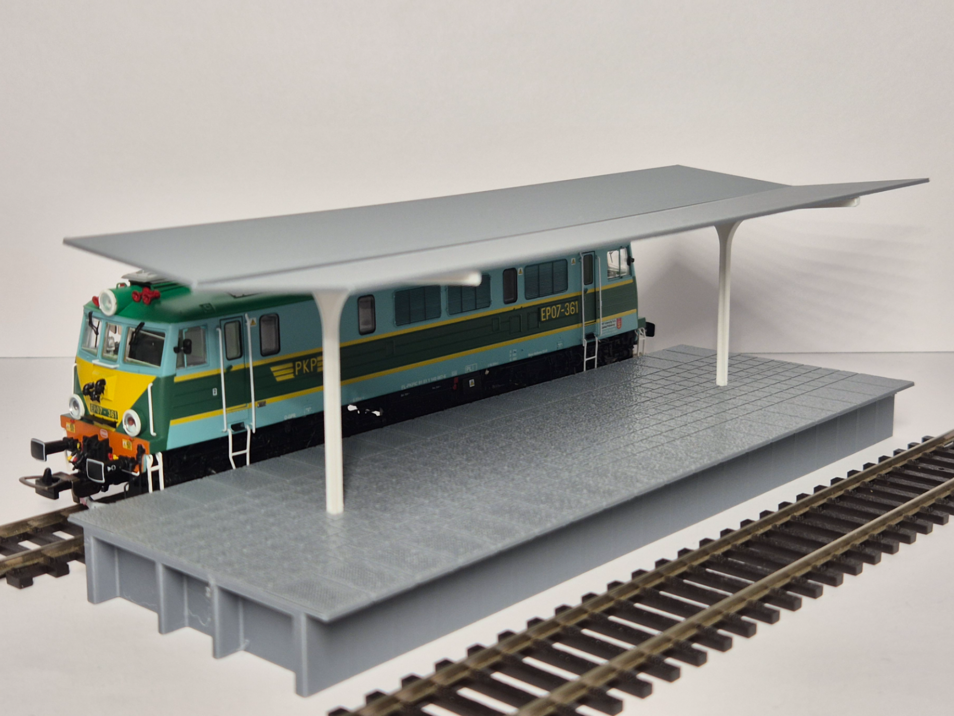 Train Platform with roof H0