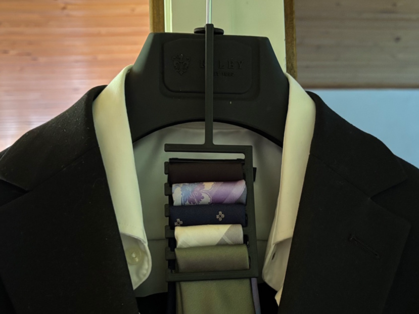 Tie hanger