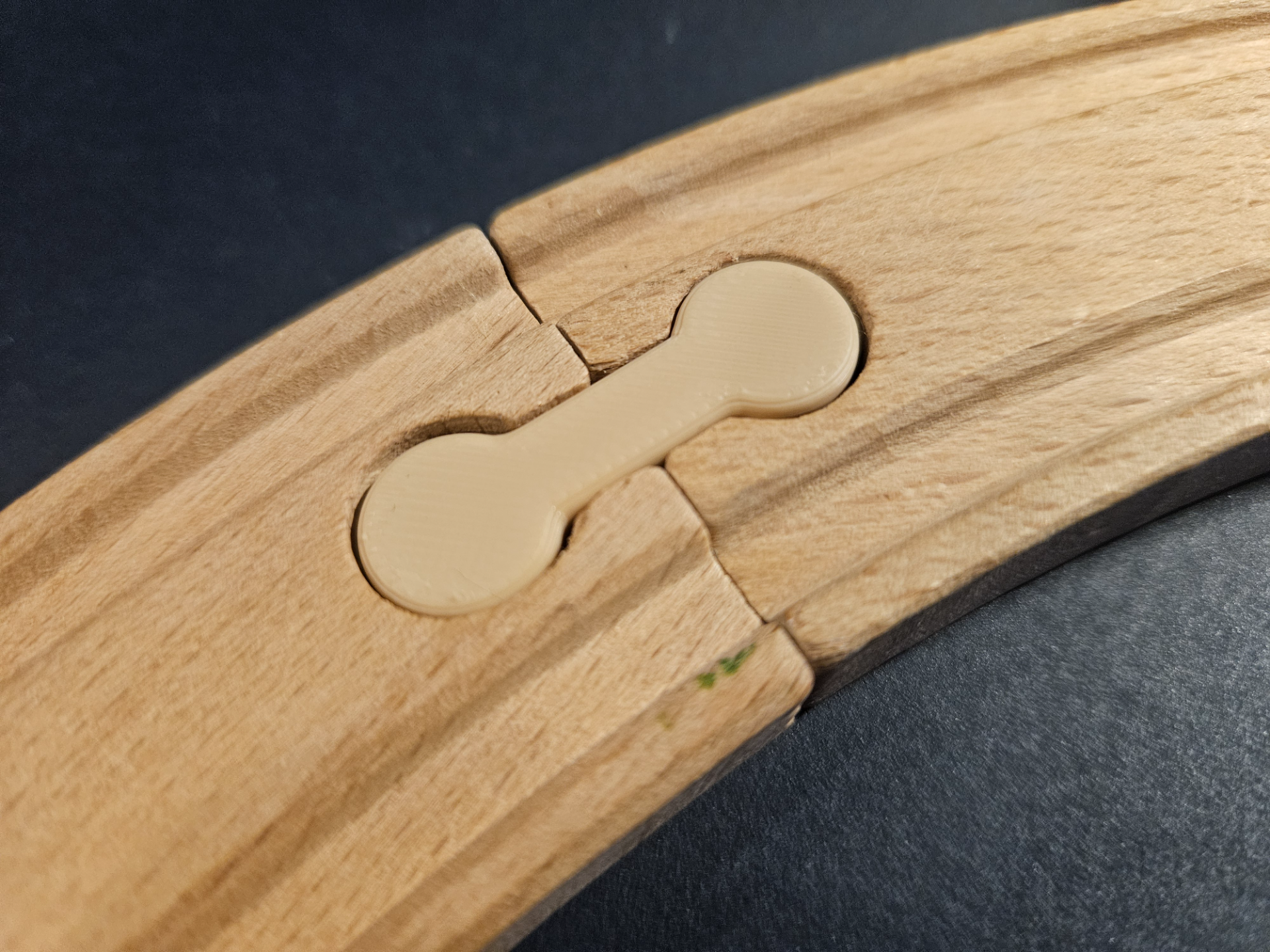Schienenverbinder für Holzmodelleisenbahnen