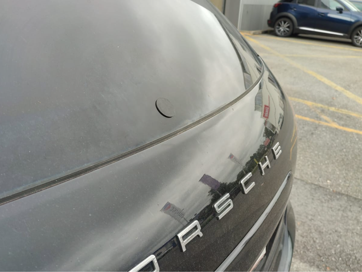 Porsche Cayenne Scheibenwischer-Loch Heckscheibe