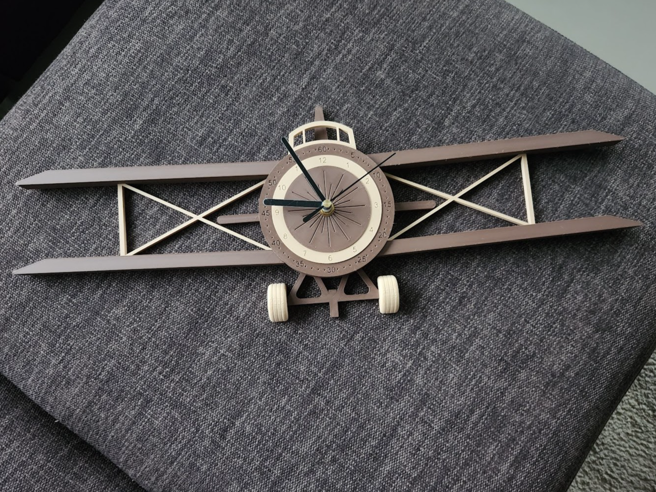 Clock biplane