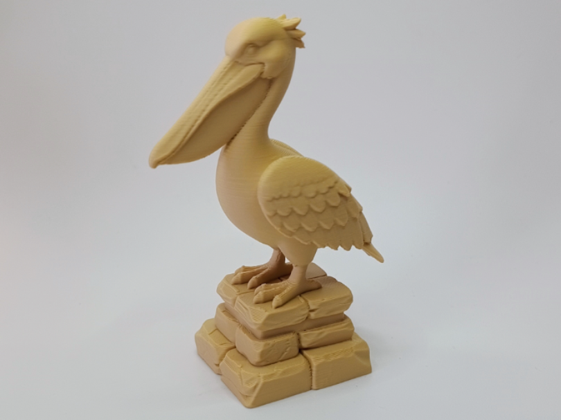 Pelikanfigur auf Steinpodest mit Kuestencharme