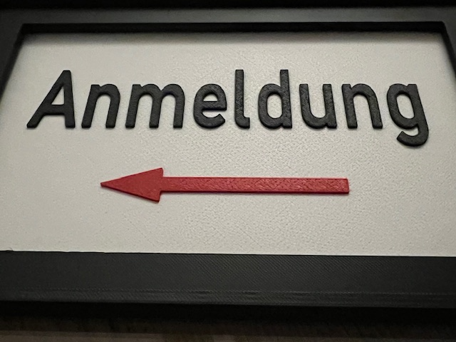 Schild Anmeldung links