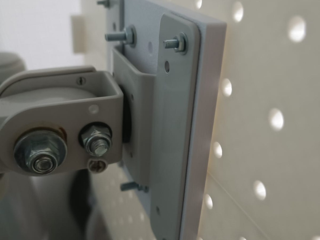 Vesa 100x100 adapter for PegBoard