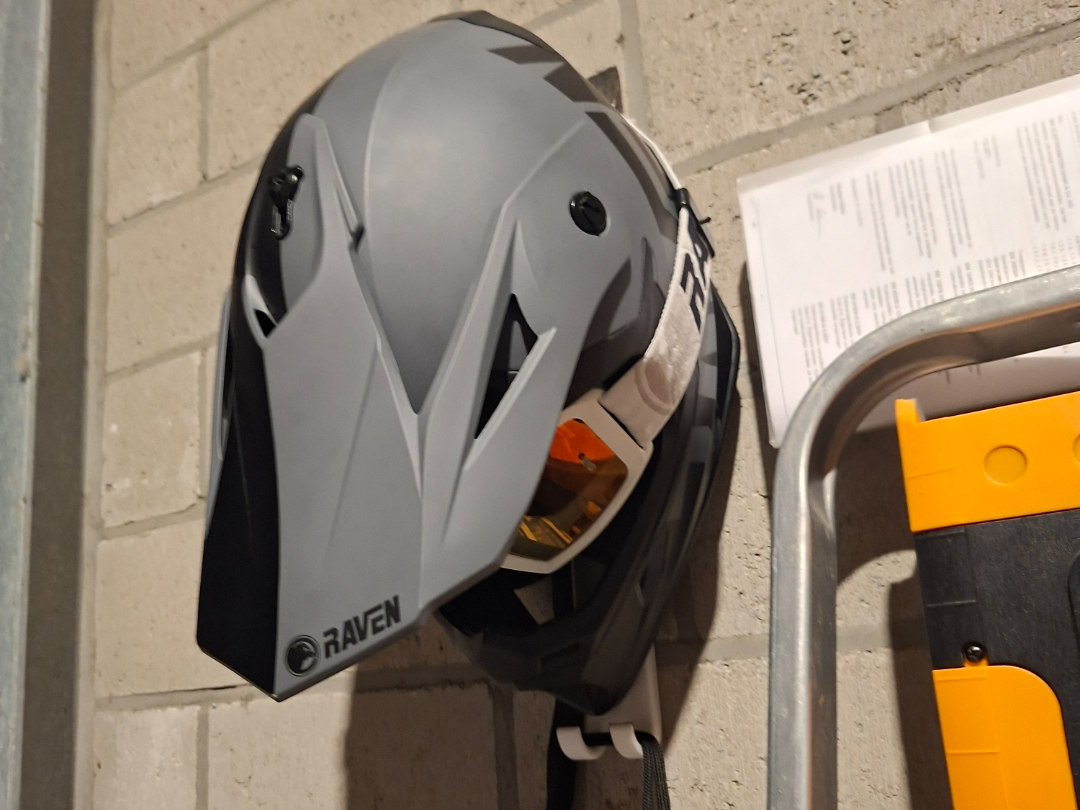 houder voor een brommer of motor helm met 2 hakjes