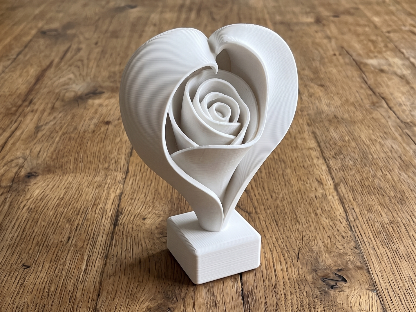 Elegant heart-shaped rose sculptured