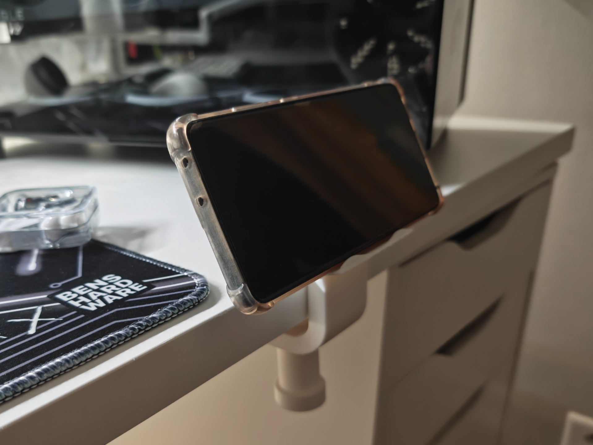 Handy desk mount