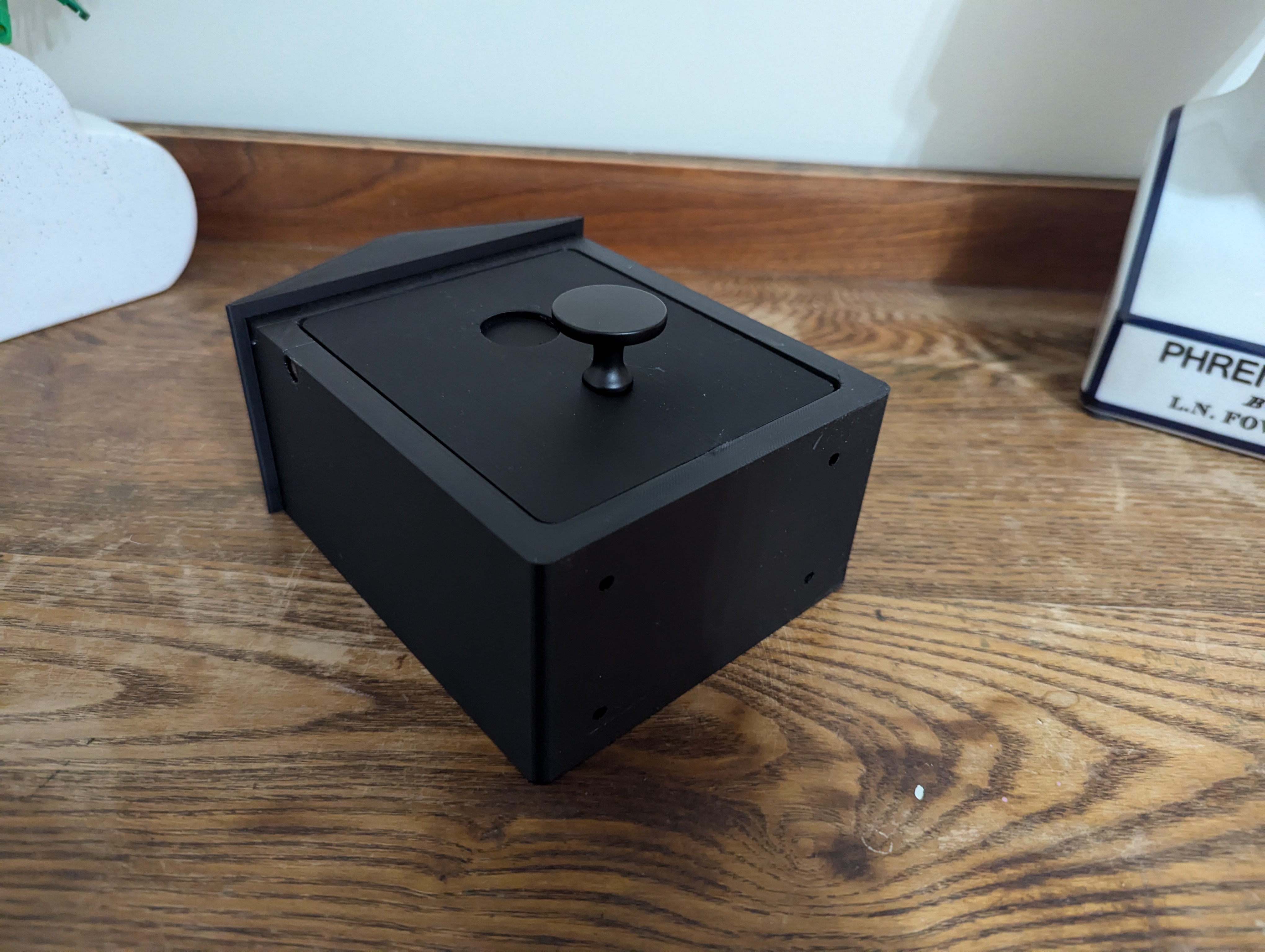 Birdhouse Geocache - Flip Open (Medium)