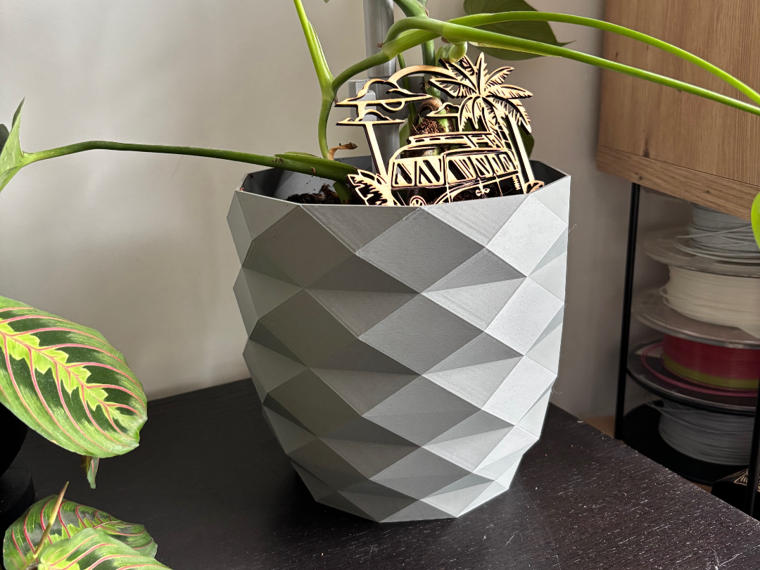 Schöner Blumentopf mit verstärktem Boden