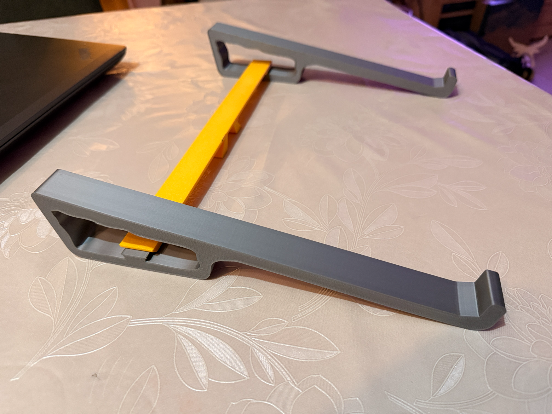 Laptop riser Laptop holder