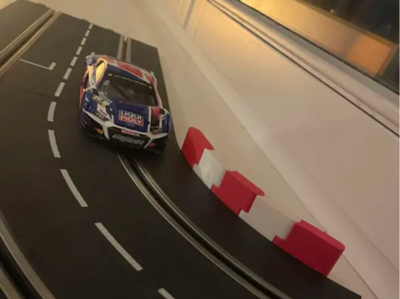 Carrera 132/124 guardrail wall