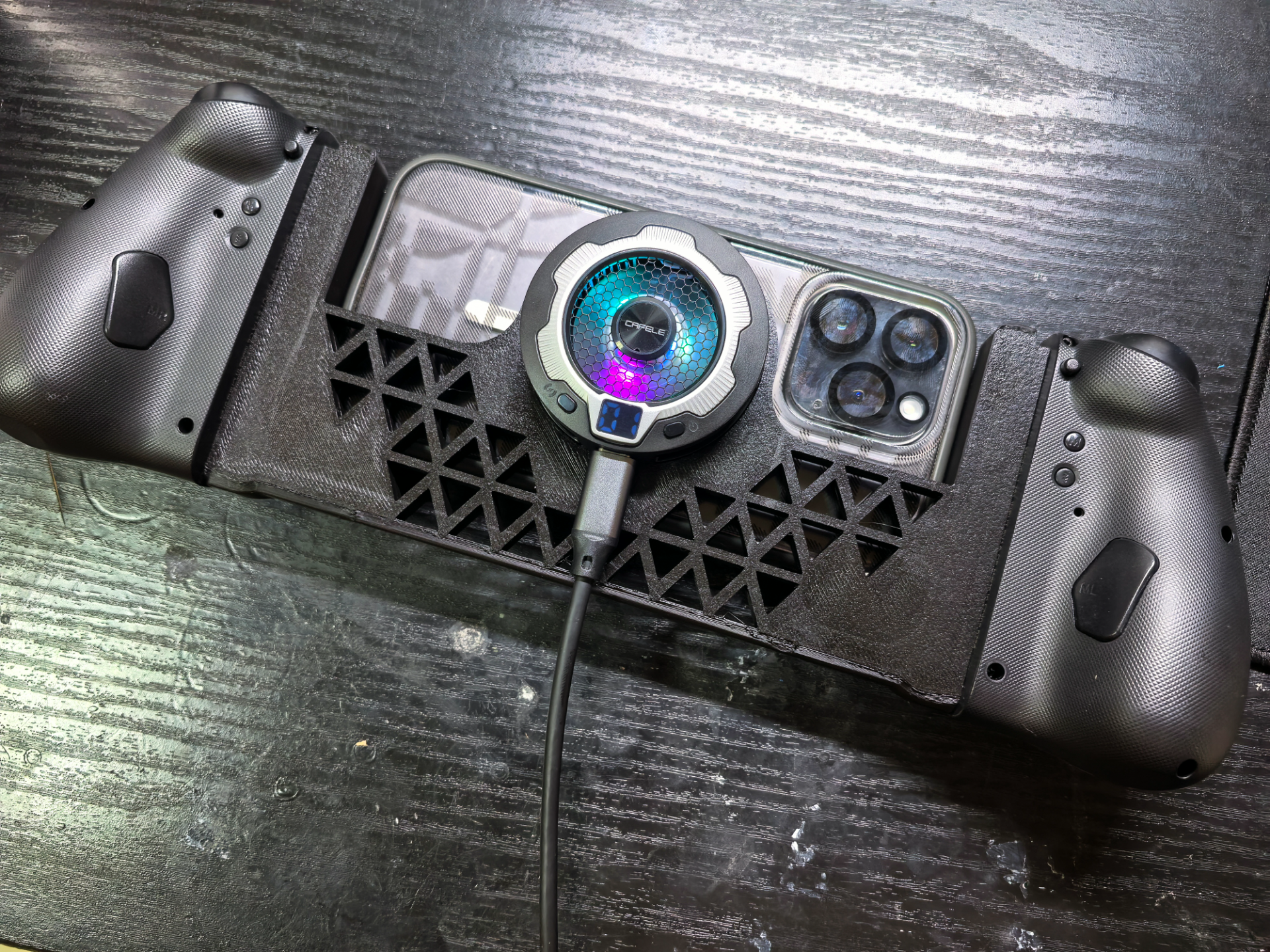 iPhonepromax Joycongrip with wirlesscharger cooler