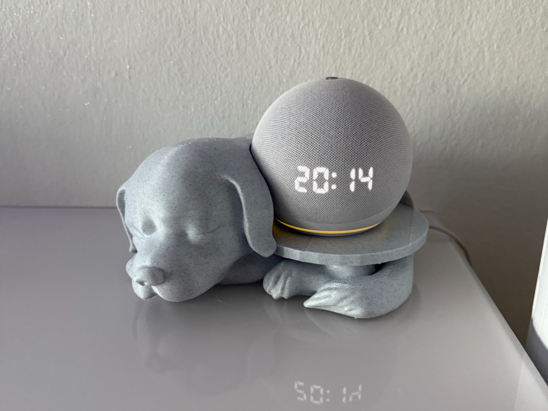 Süßer schlafender Hund mit Echo Dot oder Apple