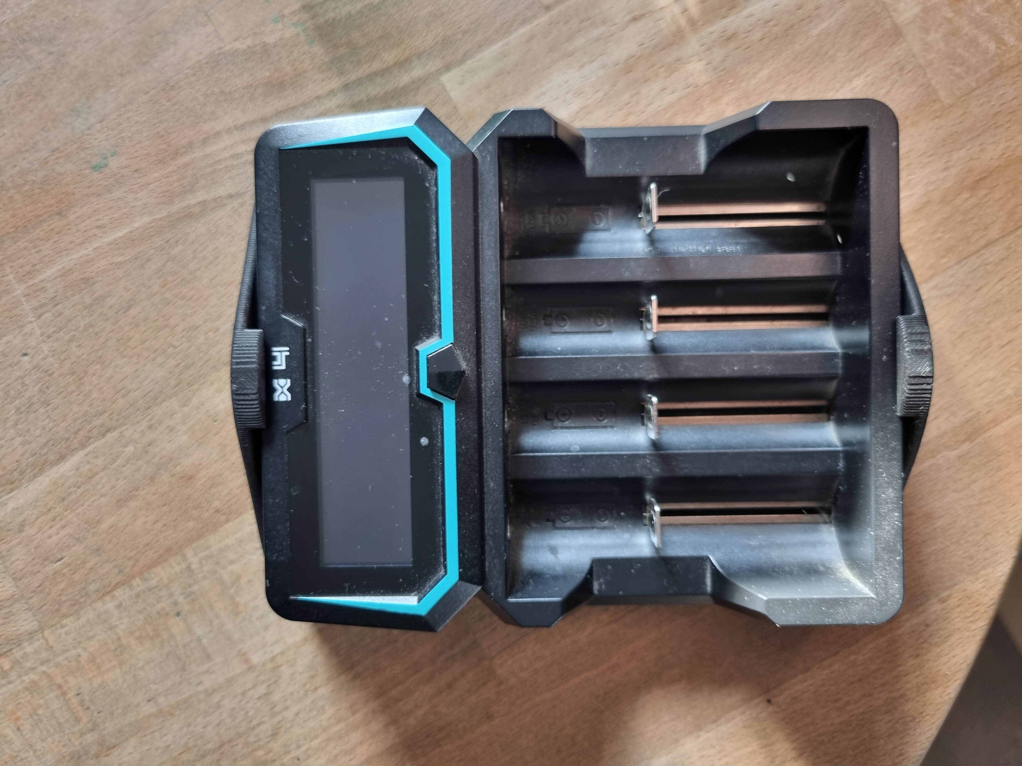 XTAR X4 Charger 21700 18650 Wallmount Wandhalter Ladegerät