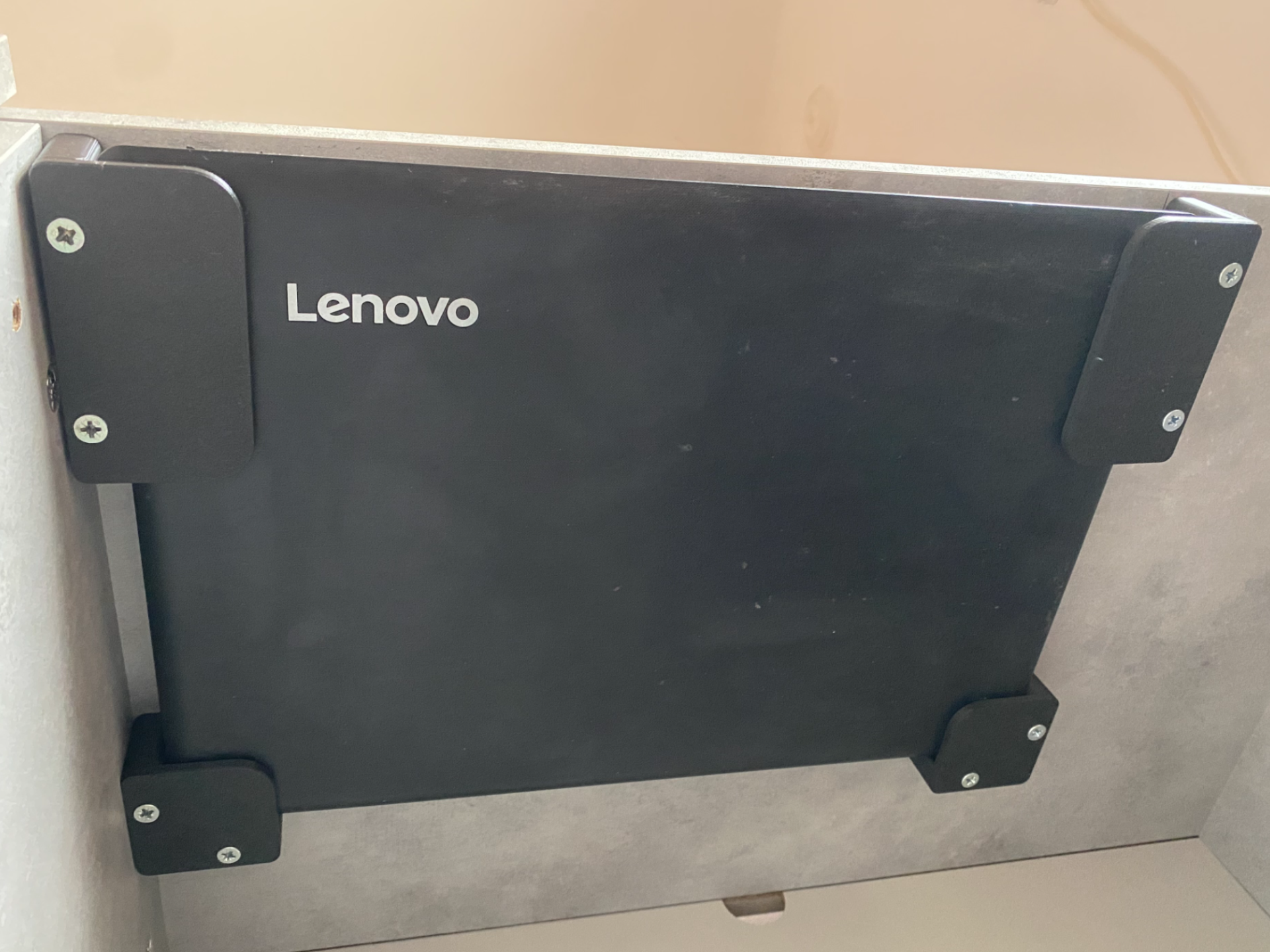 Supporto laptop da sottoscrivania