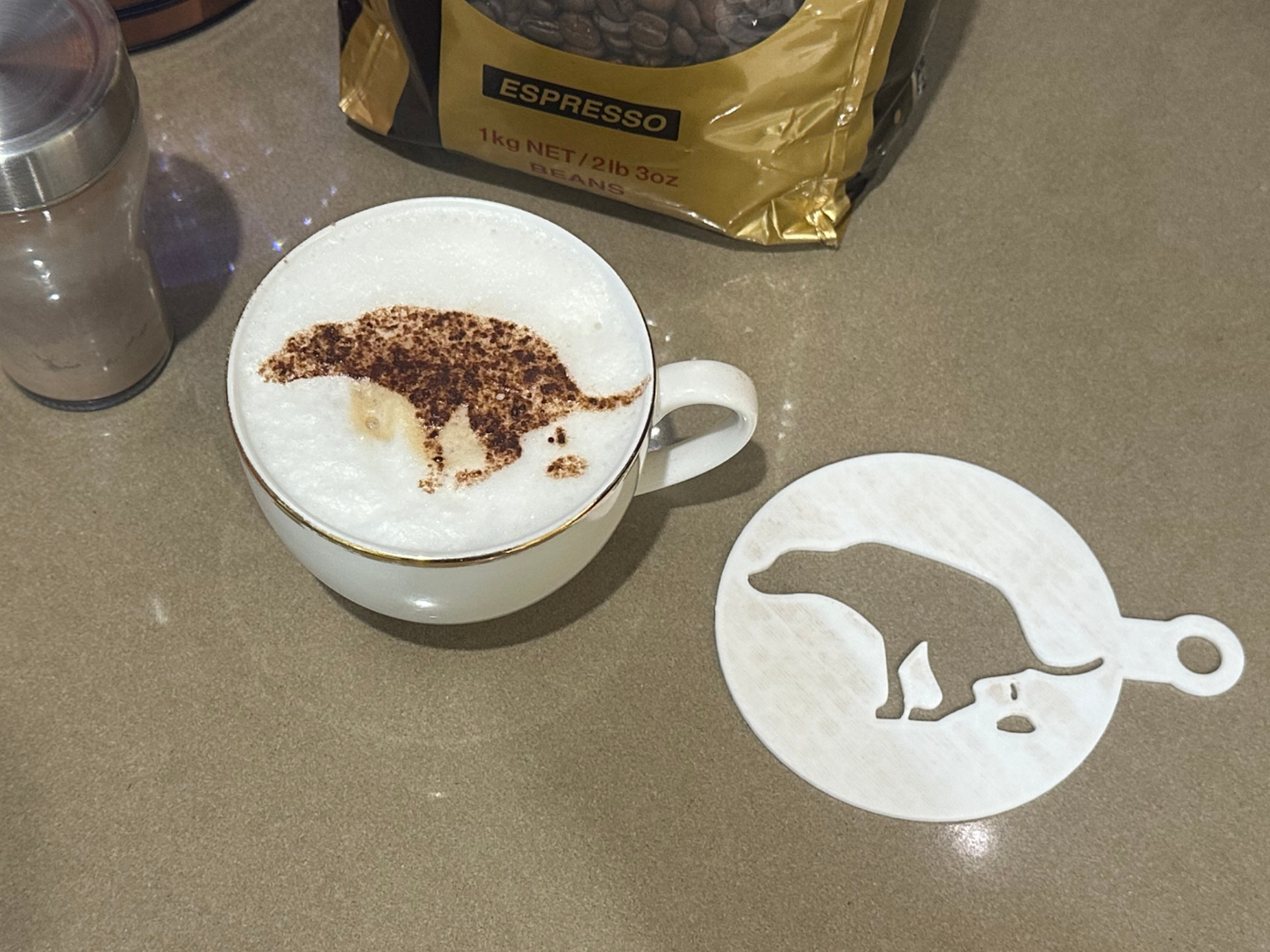 Dog Pooing Coffee Stencil - Cappuccino Chocolate