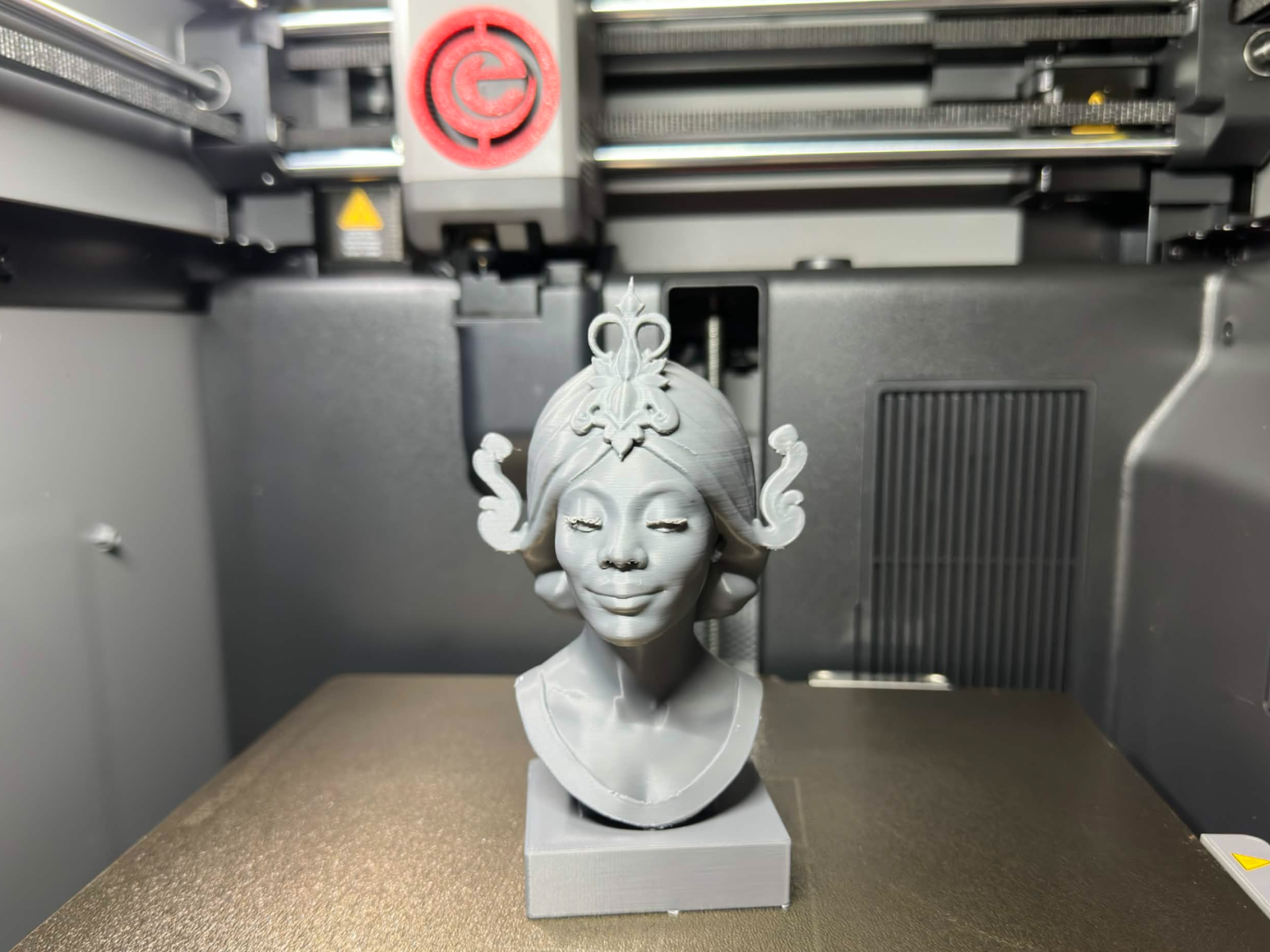 Spookslot Esmeralda Sculpture