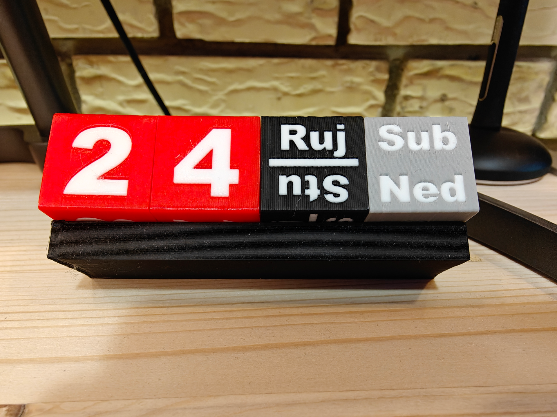 Manual Calendar Date Display for desk.