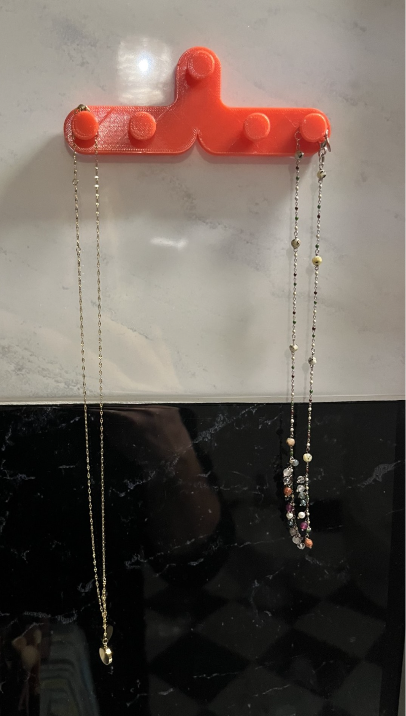 NECKLACE HOLDER WITH SUCTION CUPS