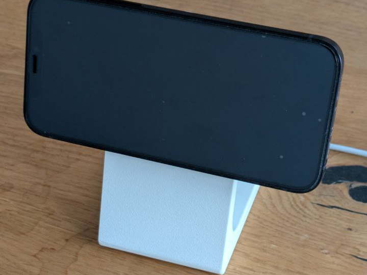 Magsafe Stand for iPhone - Anker PowerWave Mag Pad