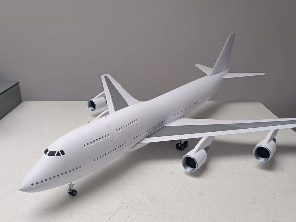 1/100 scale Beoing 747 - 8 model