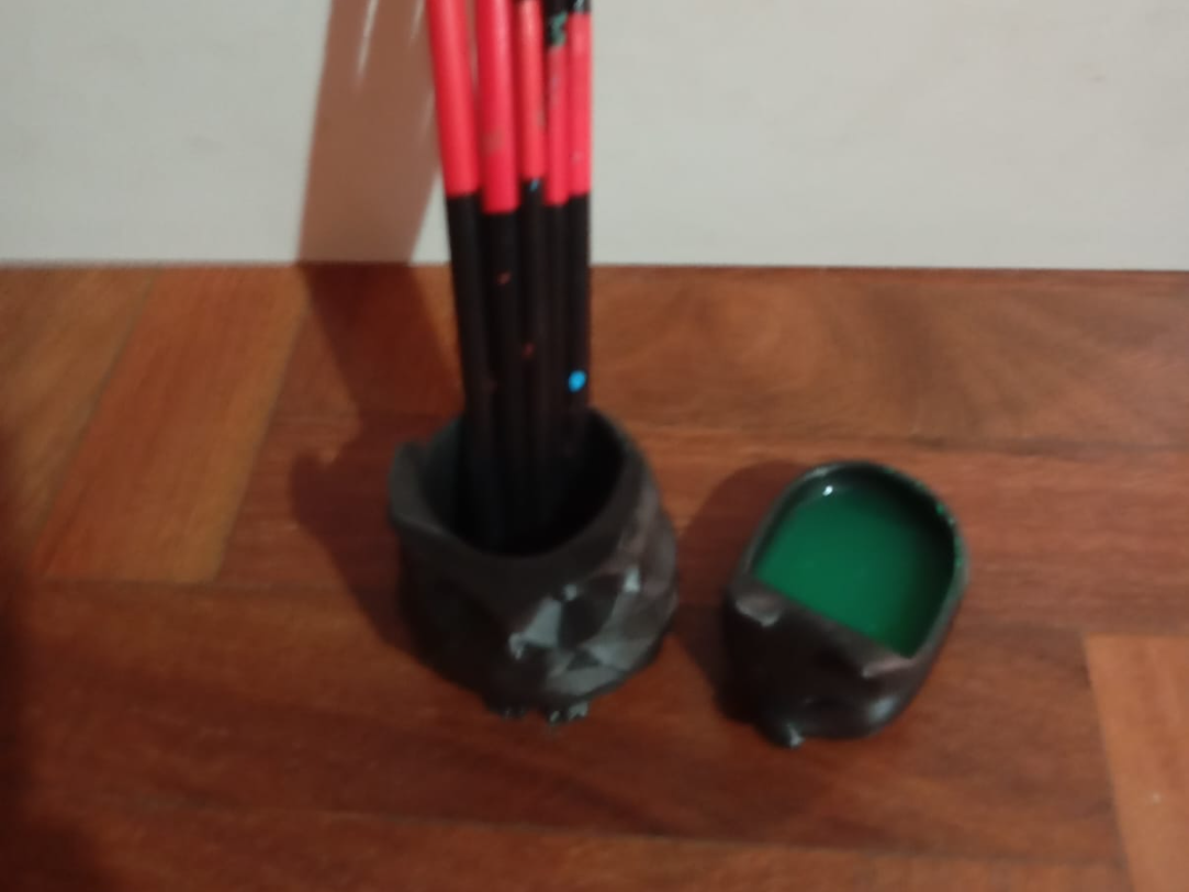 cane porta acqua e gufo porta pennelli da disegno