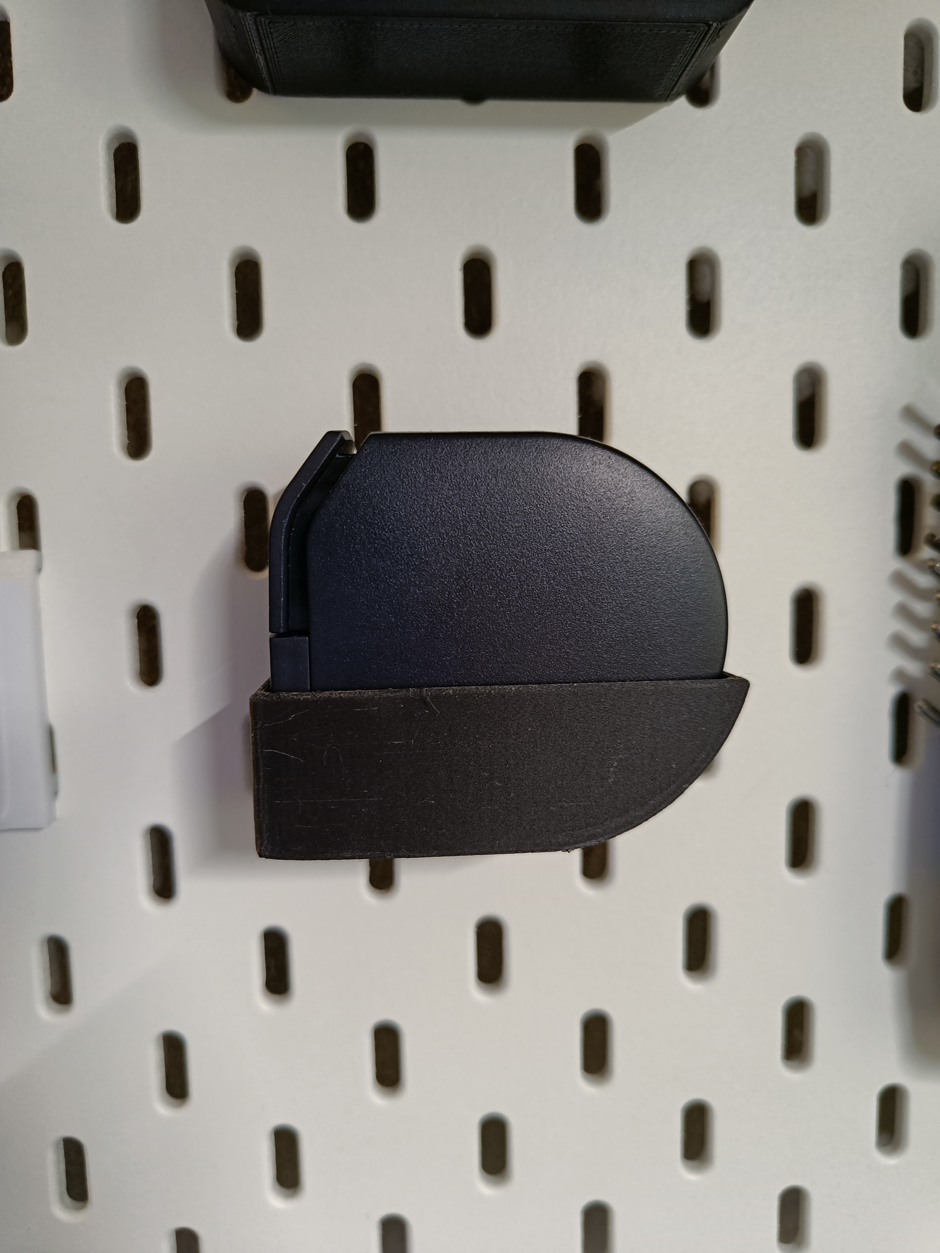 Skadis Hoto self lock tape measure holder