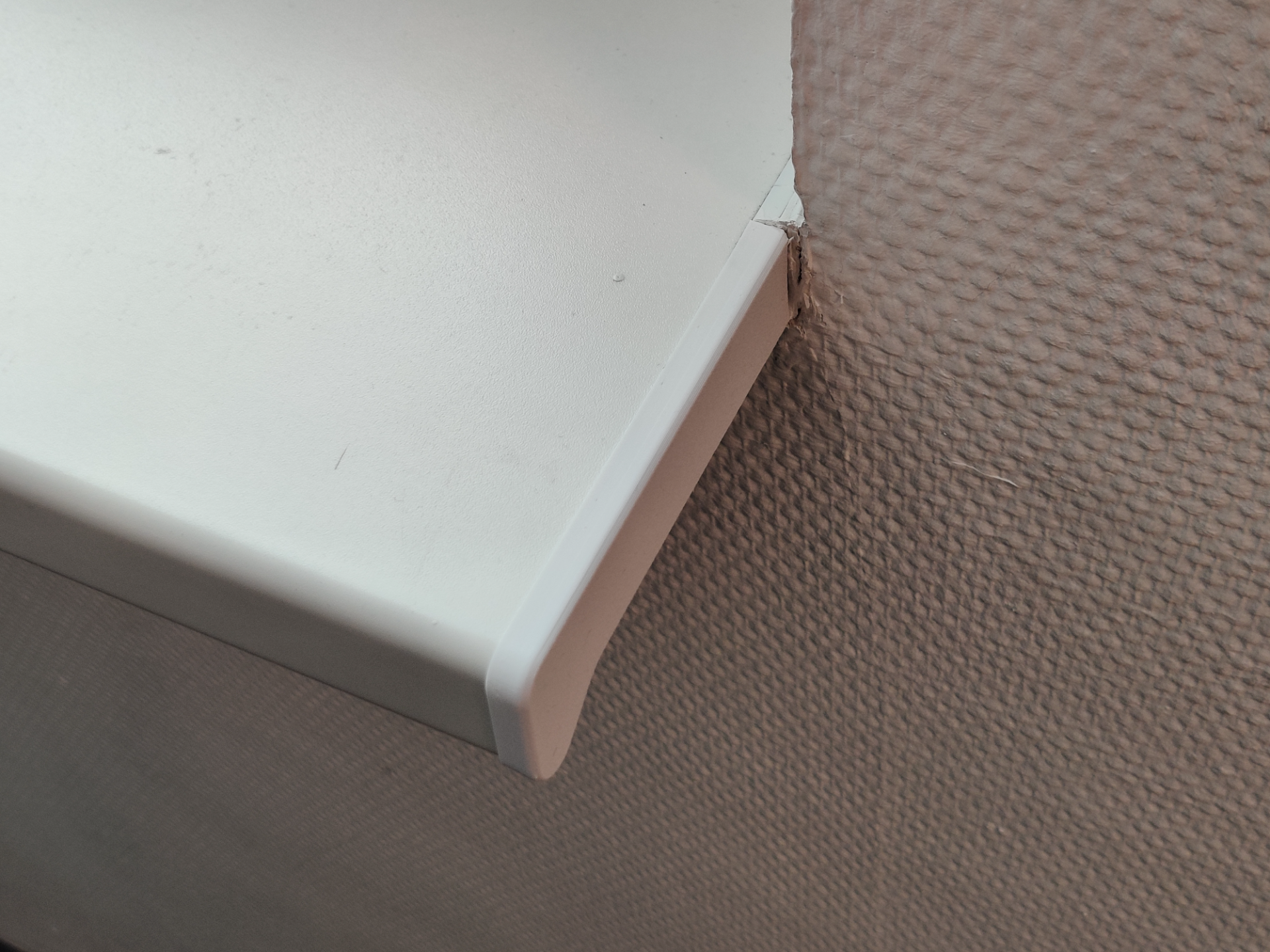 End cap for a window sill profile