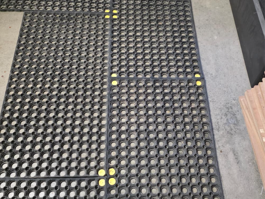 Anti-Fatigue Floor Mat Clip  - Princess Auto