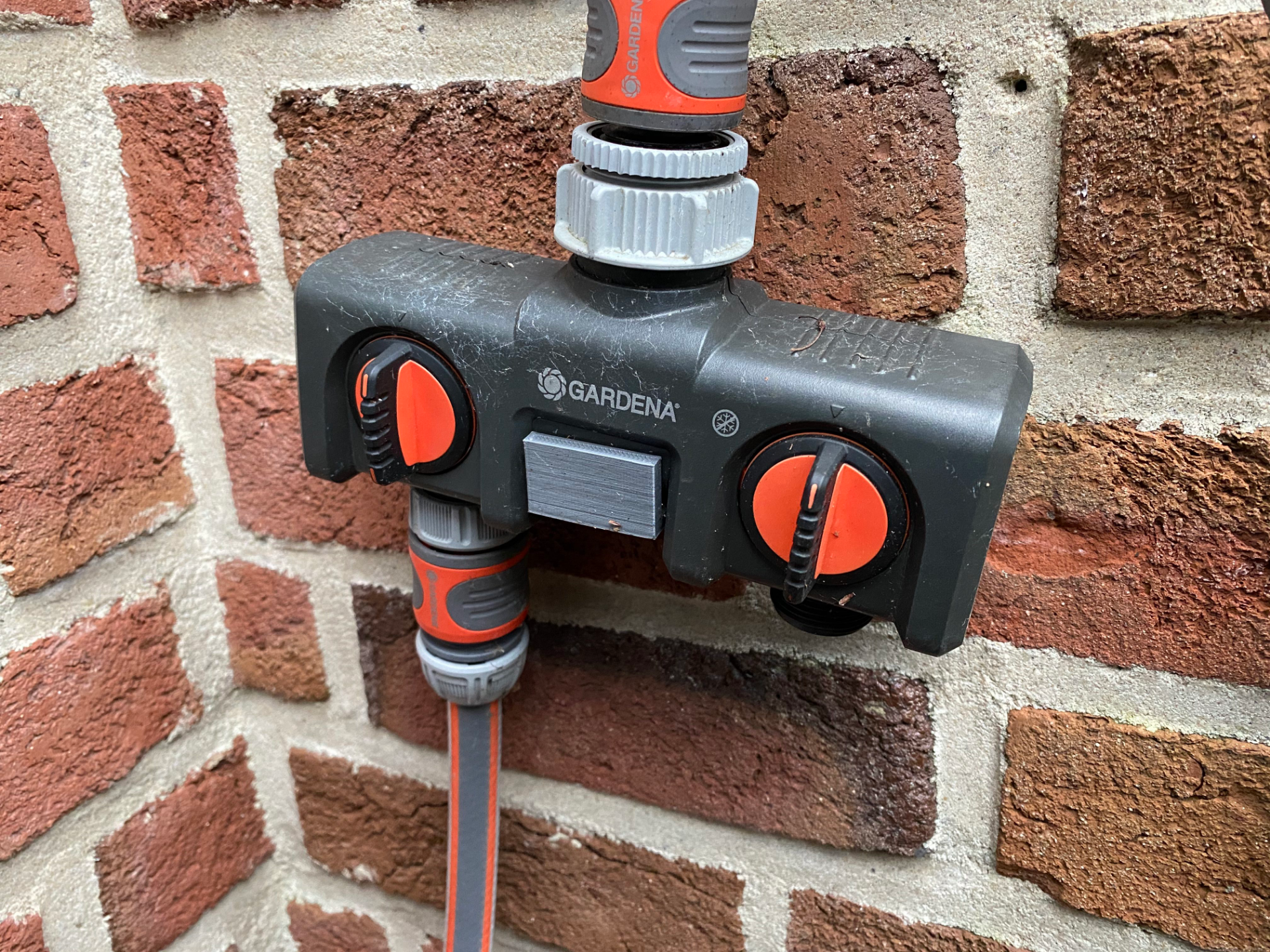 Wall mount for Gardena water distributor