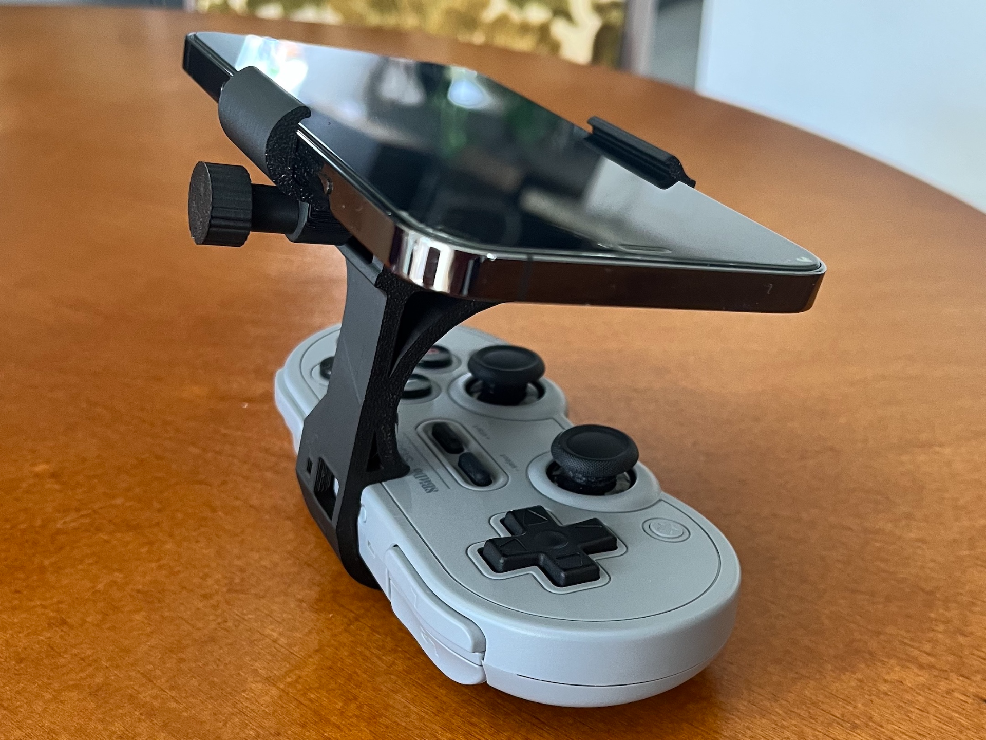 8BitDo SN30Pro Plus universal phone clamp