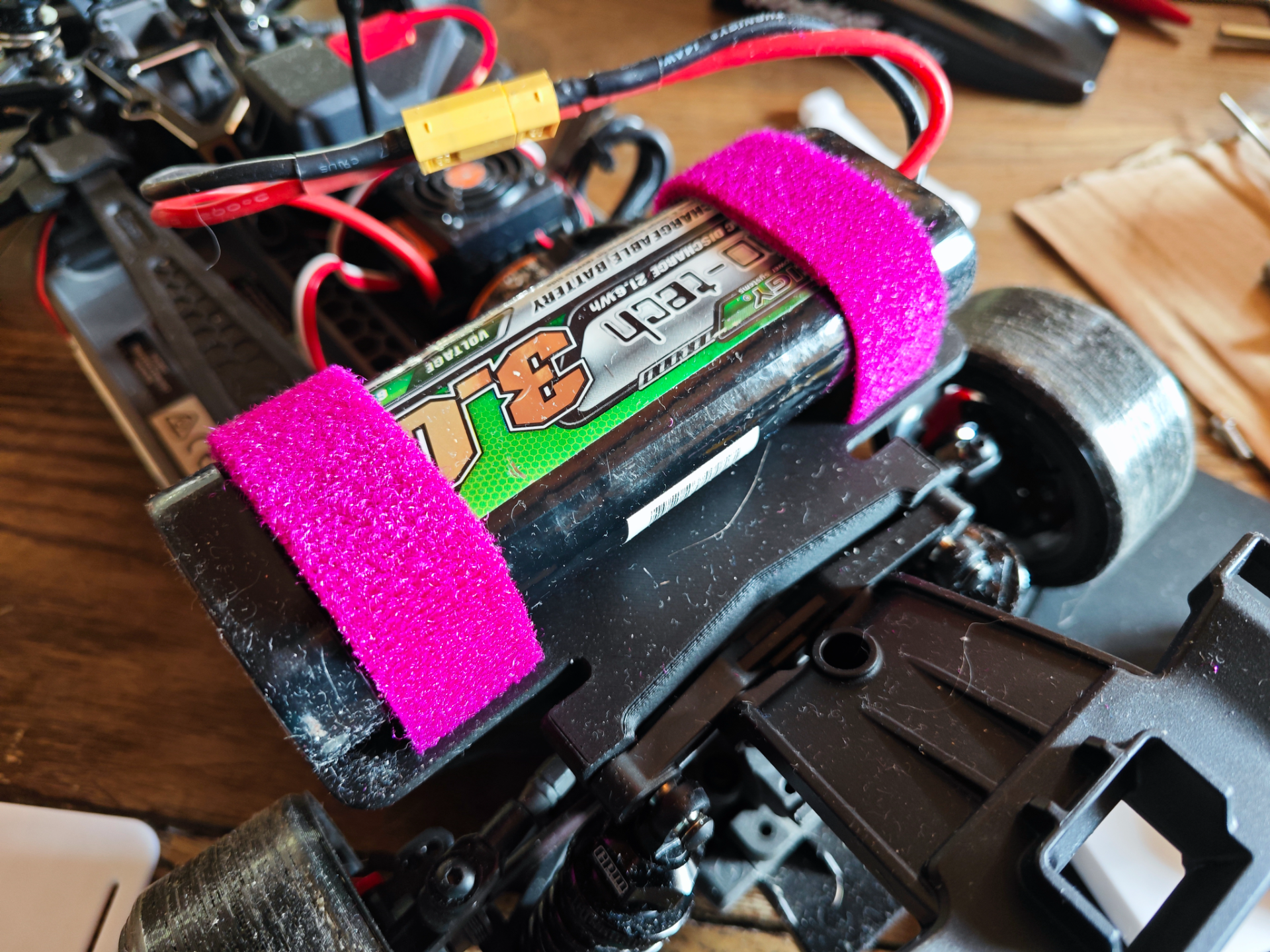 Traxxas 4tec fixation batterie sur l'arrière.