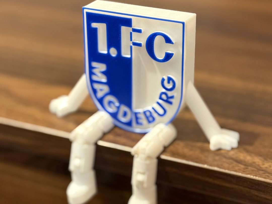 1. FC Magdeburg Logo mit Wackelbeinen