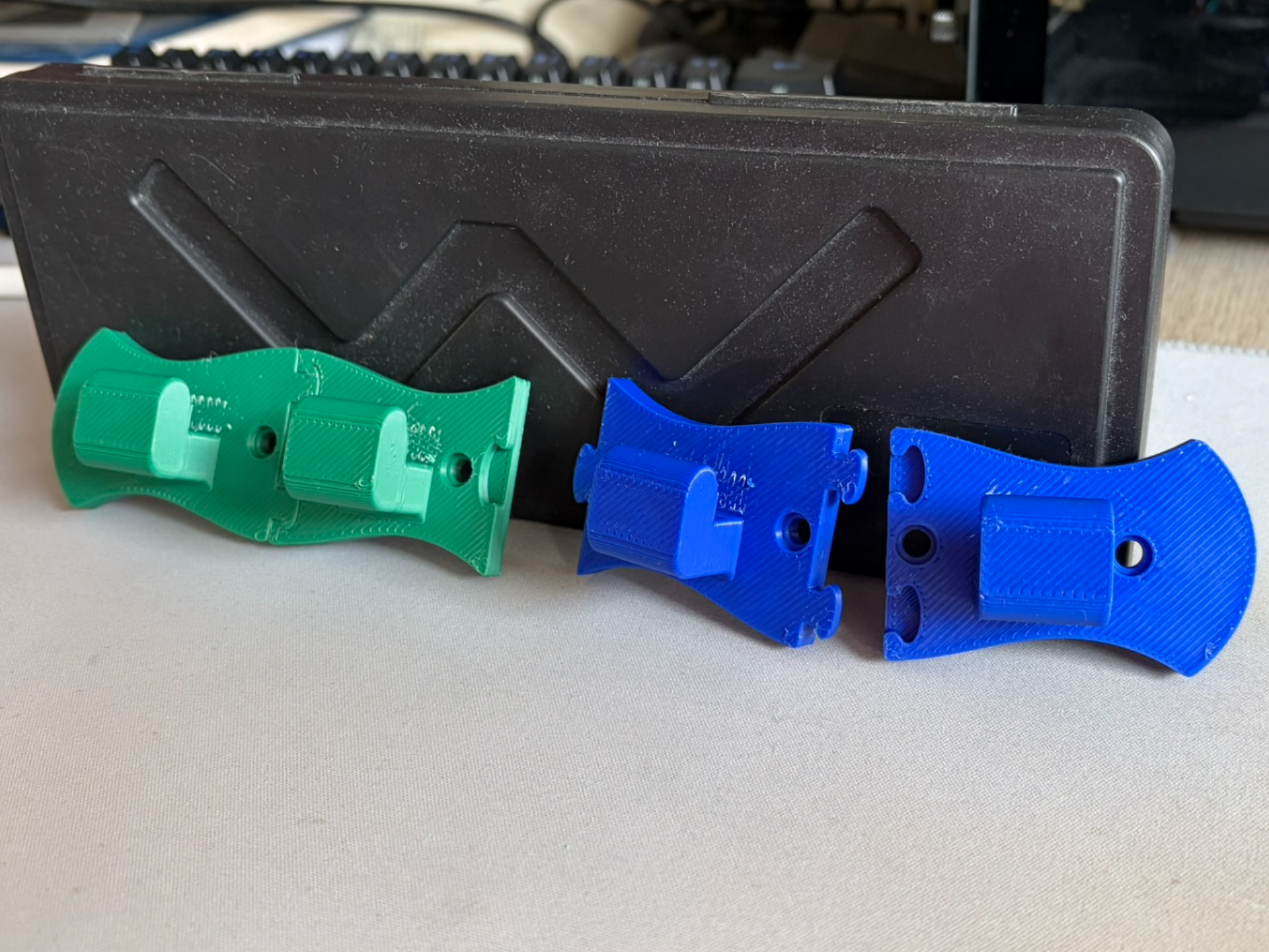 Modular interlocking wall hanger