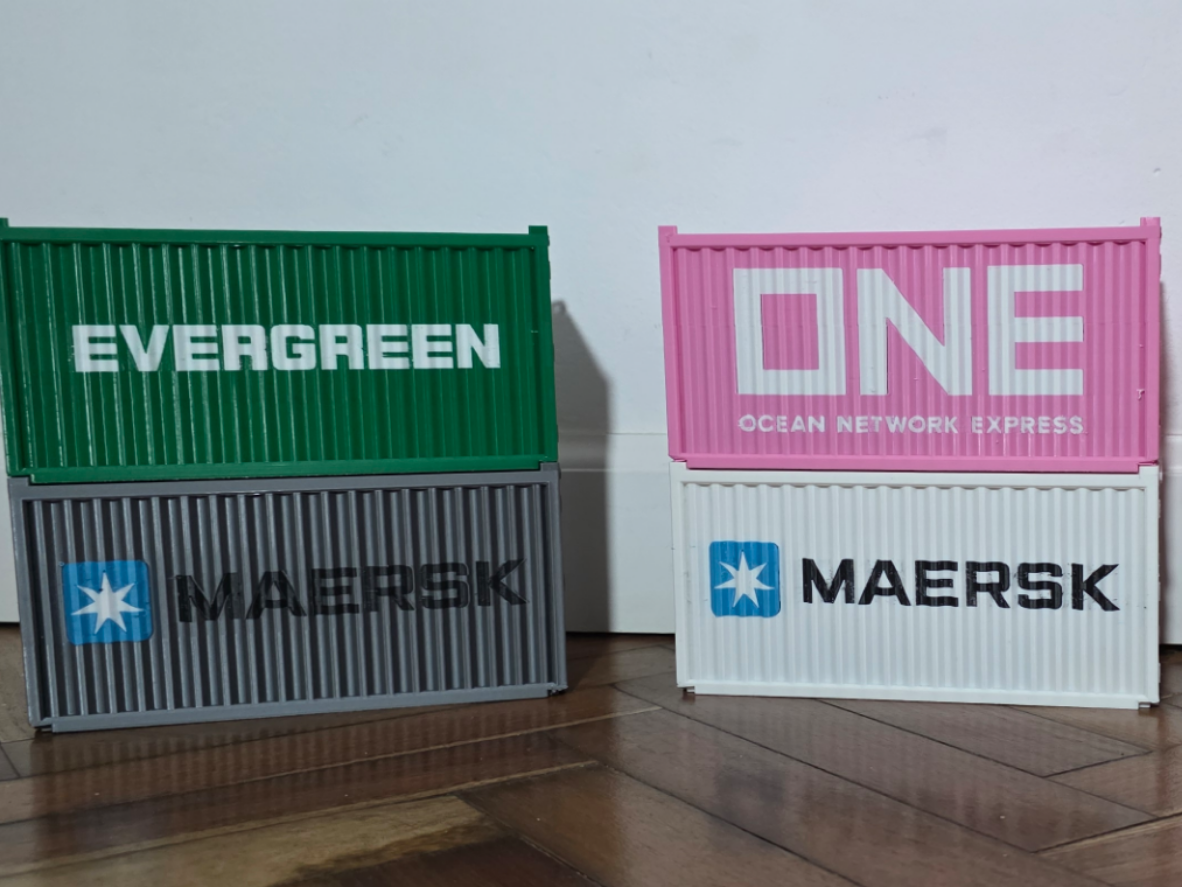 Contenedor con logo ("MAERSK")