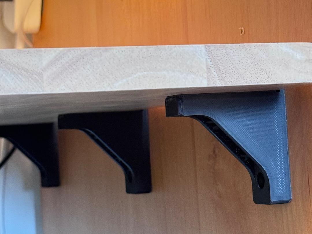 corner bracket / L-bracket with alignment guide
