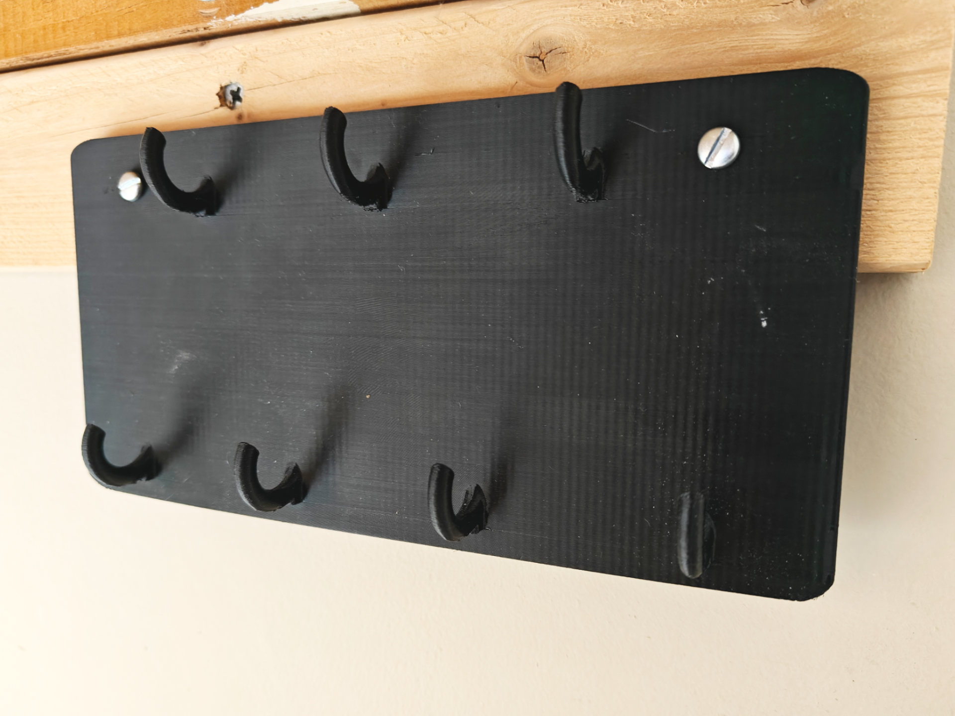 Wall Mountable Compact 7 Hook Key Hanger