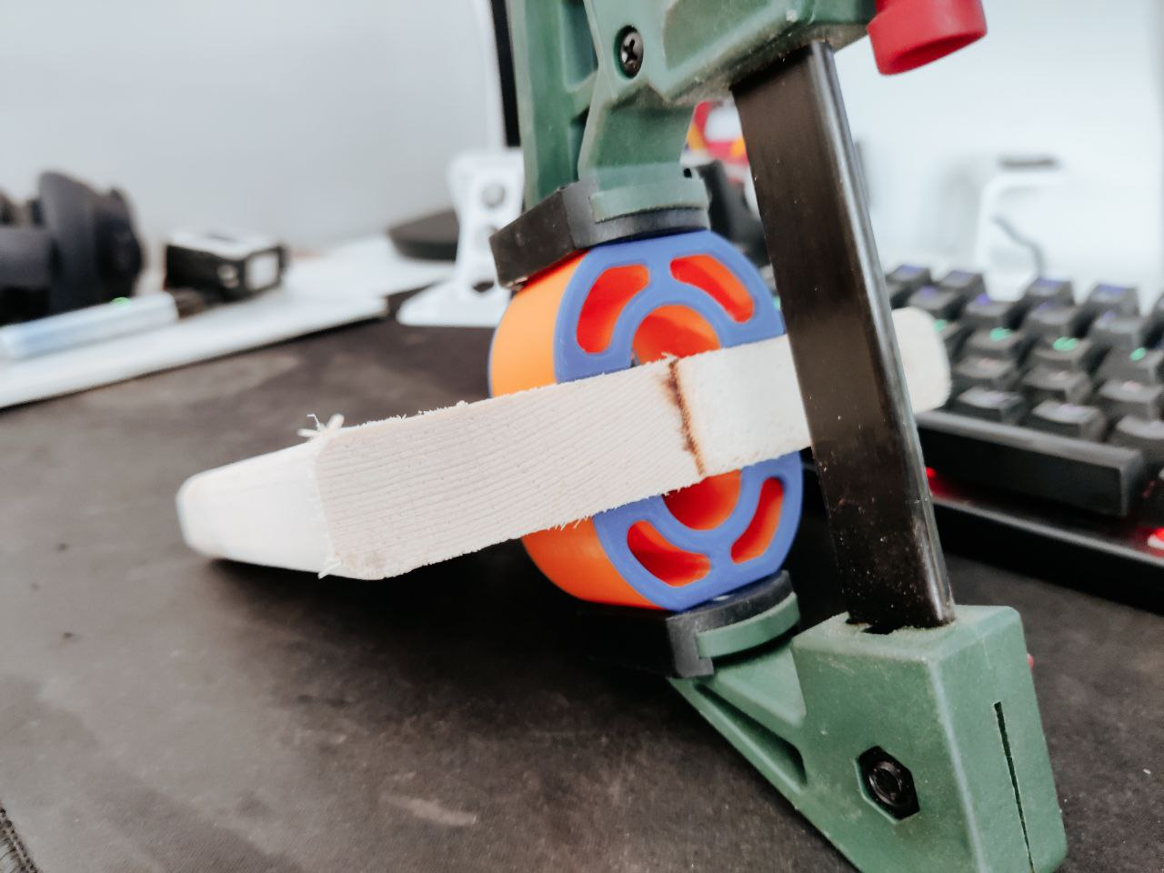 Joint bridge - Aligner for panel gluing