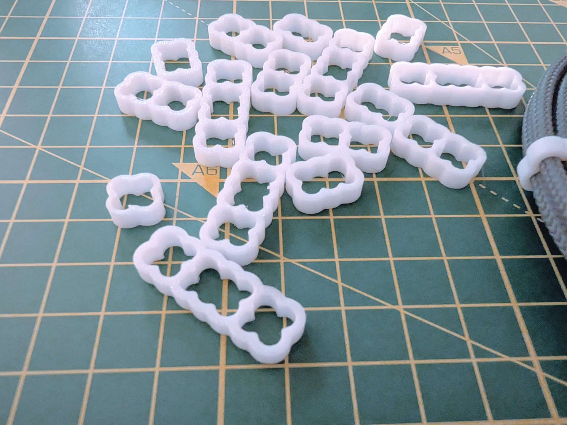 Closed cable combs for PSU cables