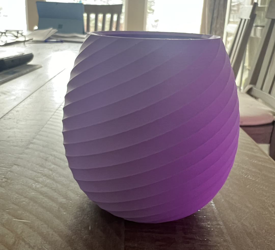 Spiral vase with water drainer