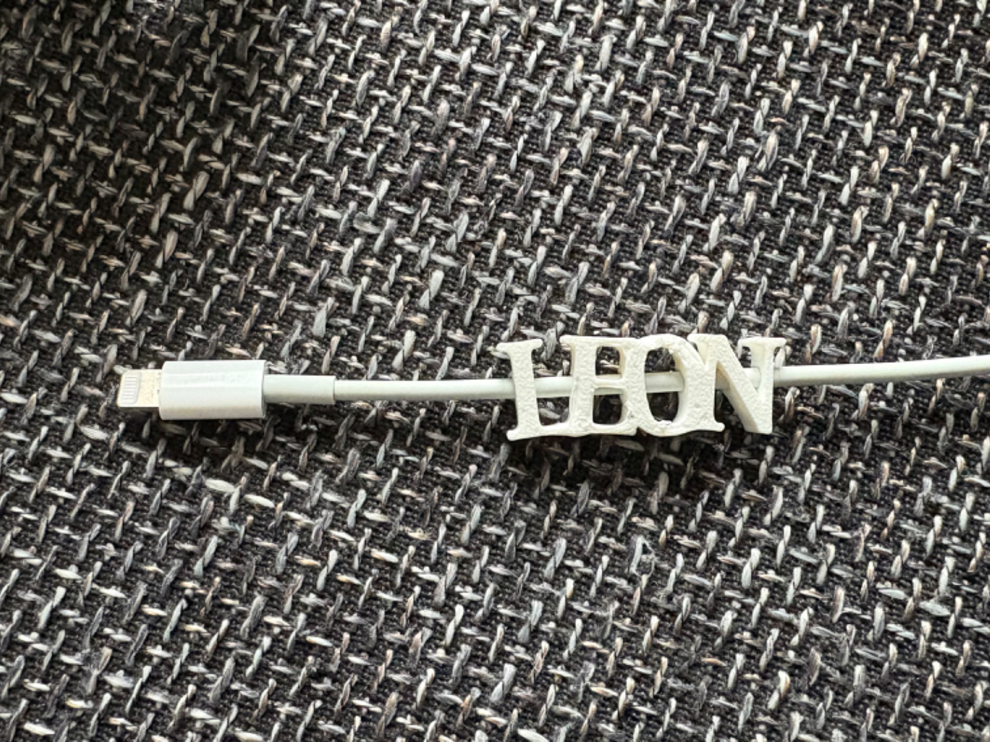 Charching cable name tag "Leon"
