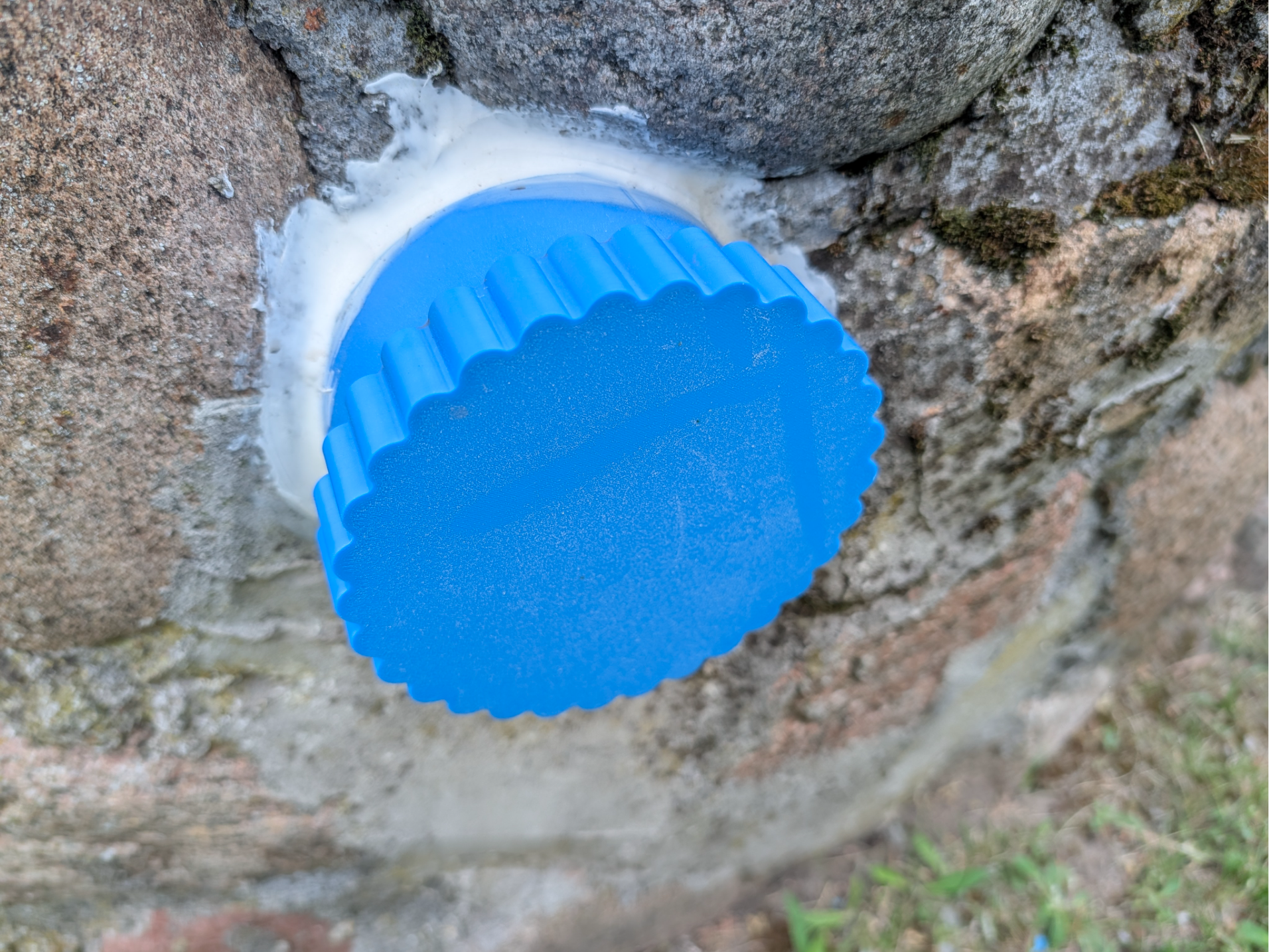 Outdoor Electrical Outlet Cover with Screw-on Cap