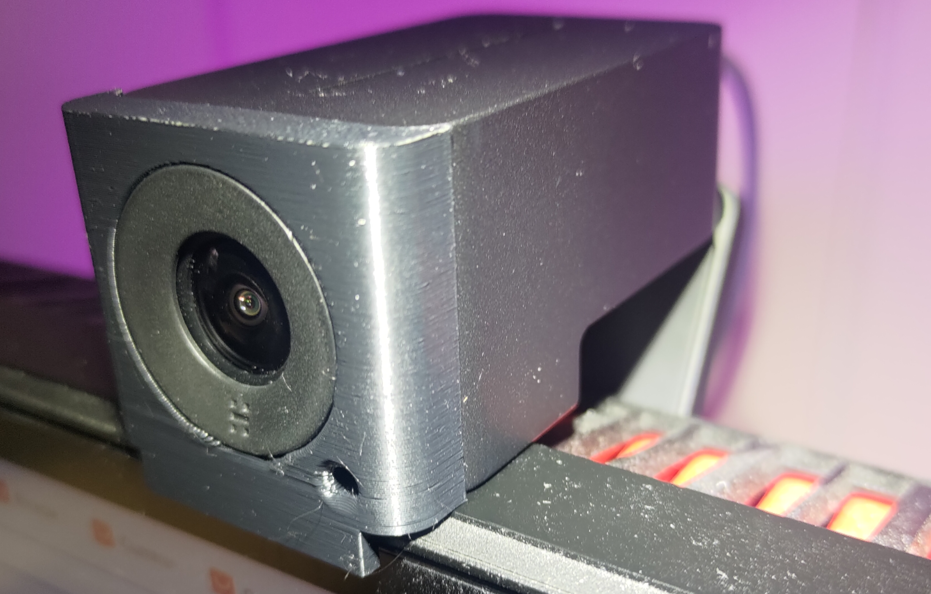Huddly IQ - thick monitor adapter 35mm to 65mm