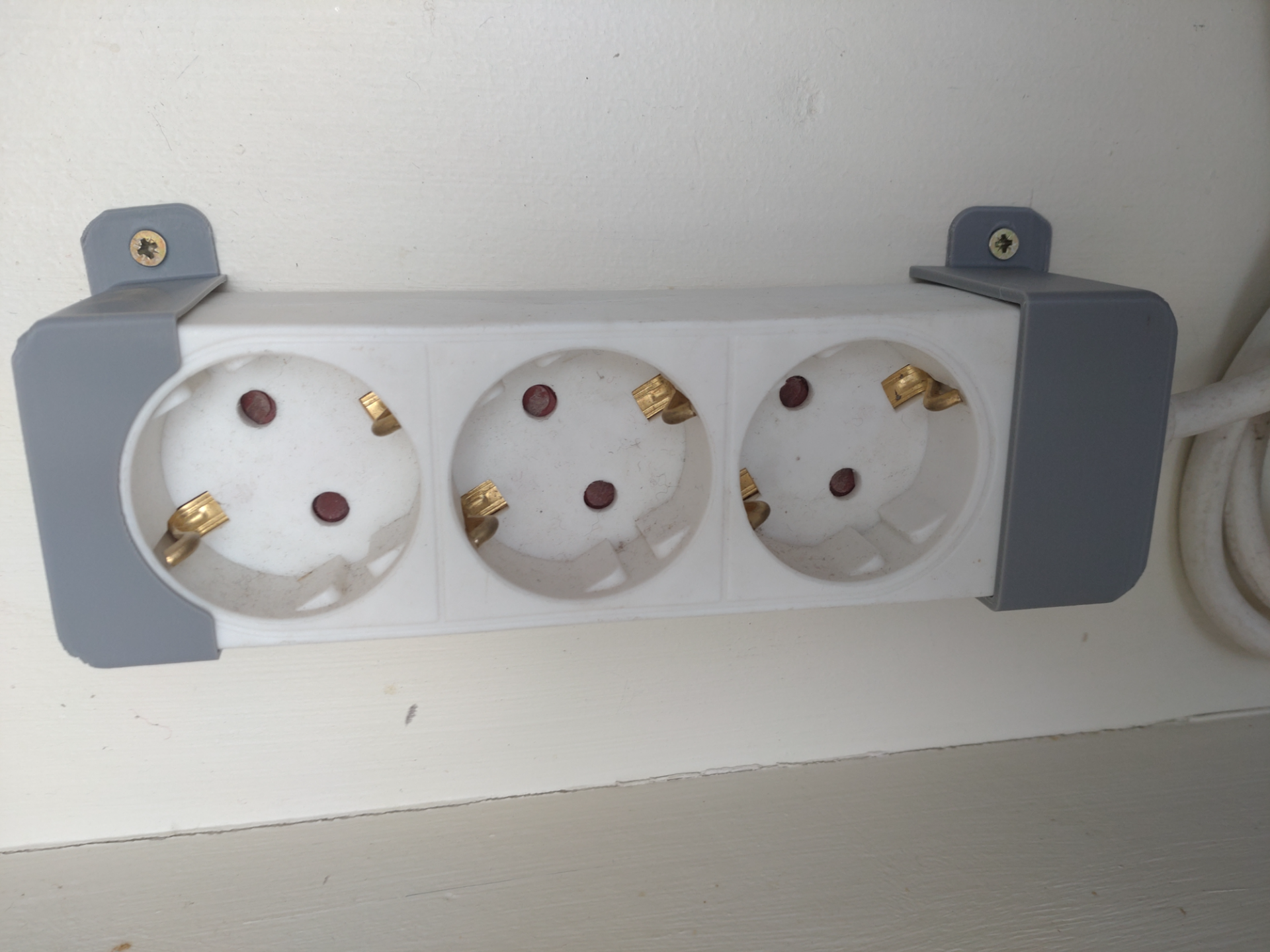 Wallmount for european powerstrip