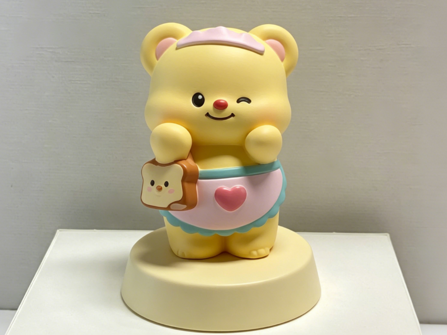 背小包的黄油小熊-可爱潮玩盲盒福袋-儿童涂色玩具