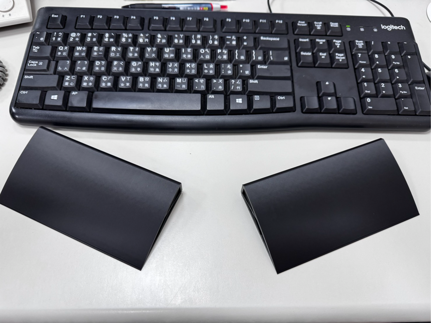 Keyboard hand rest - Separated type structure